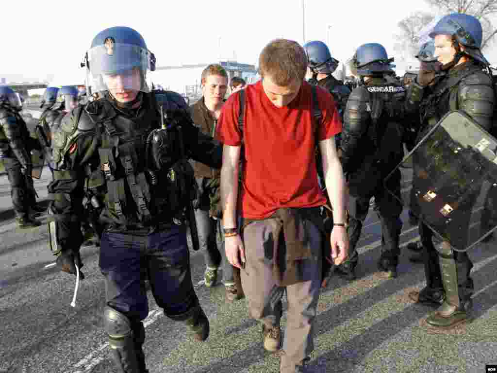 Демонстрант уапсен од полицијата во предградие на Стразбур - epa01685916 A protester is being deatined by police in Neuhof, a suburb of Strasbourg, France, 02 April 2009 before the start of the 60th anniversary of the NATO Summit 03 April. French President Nicolas Sarkozy announced the re-entry of France's military command in NATO after four decades. 