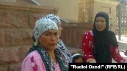 A group of women from Kulob city demonstrate in front of the Presidential Palace in Dushanbe.