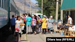 Торговцы на железнодорожной станции на юге Казахстана. 