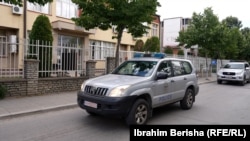 Pomoćnik direktora Kancelarije za Kosovo Igor Popović trebalo bi u roku od 48 sati da izađe pred sudiju koji će doneti odluku o pritvoru ili oslobađanju