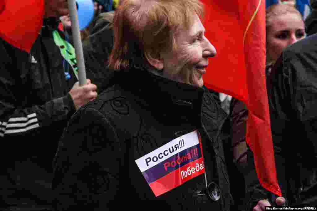 Многие участники митинга были с российской символикой на одежде 