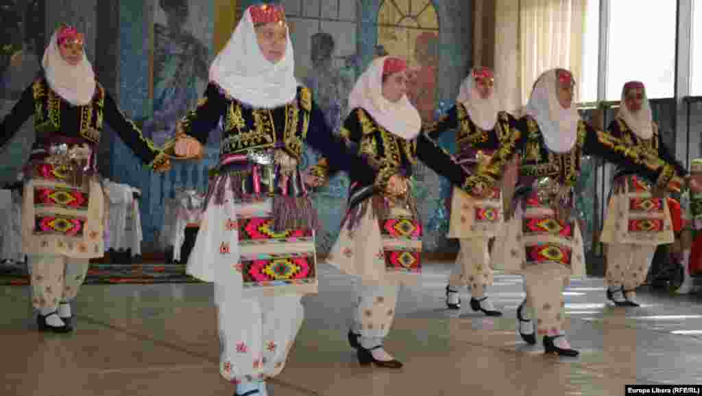 Reprezentanții liceului &bdquo;Orizont&rdquo; și un dans la ciobănițelor...