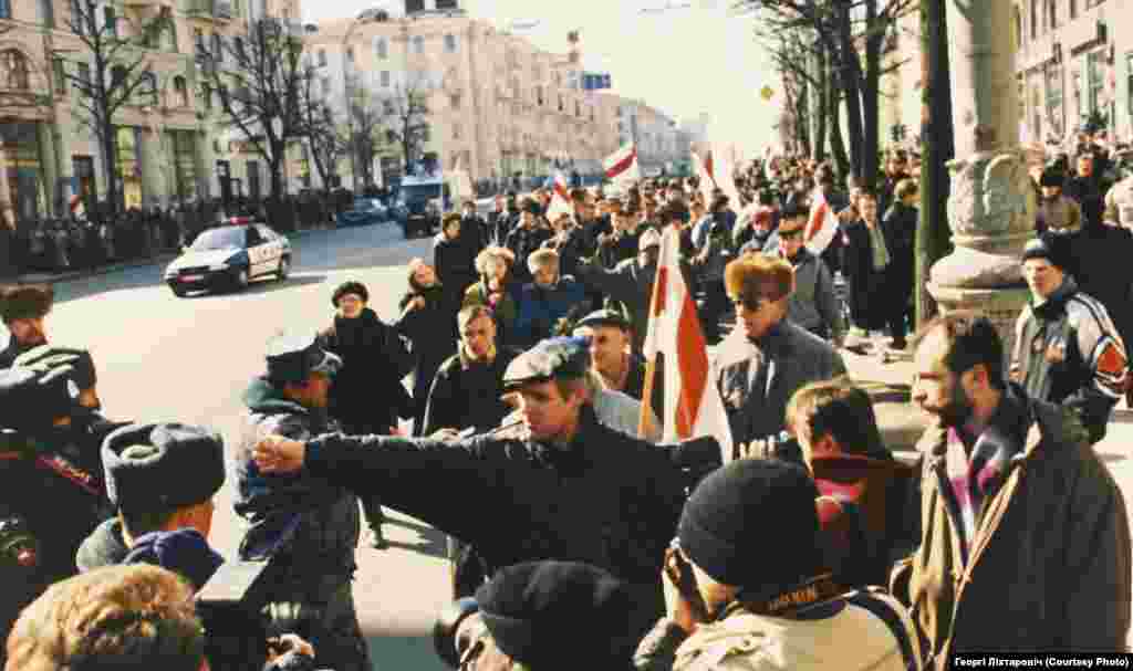 1997 год, тагачасны праспэкт Скарыны (цяпер Незалежнасьці). Фота: Георгі Ліхтаровіч