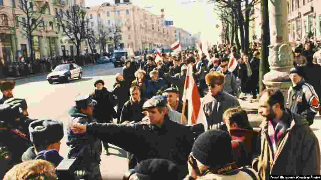 1997 год, тагачасны праспэкт Скарыны (цяпер Незалежнасьці). Фота: Георгі Ліхтаровіч