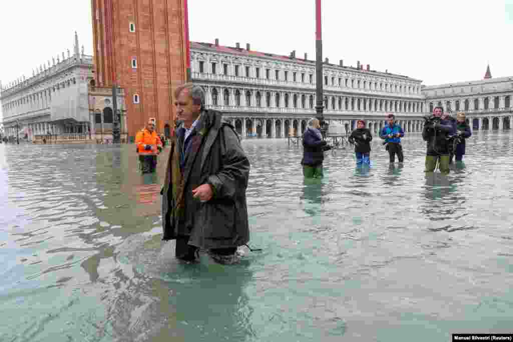 Gradonačelnik Venecije Luigi Brugnaro na preplavljenom trgu Svetog Marka u Veneciji. Brugnaro je za dramatičnu situaciju okrivio klimatske promjene i pozvao na što brži završetak izgradnje zaštitnih barijera uz obalu, što je projekat čija se realizacija dugo odgađa.