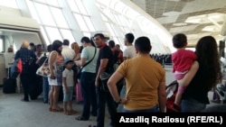 Azerbaijan -- Bakı hava limanında Türkiyə istirahət mərkəzlərinə gedənlərin növbəsi