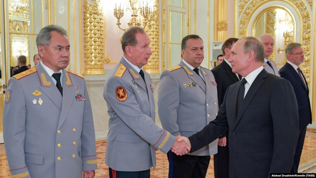 Владимир Путин жмет руку главе Росгвардии Виктору Золотову во время встречи в Кремле, 25 октября 2018 года