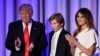 Избранный президент США Дональд Трамп со своим сыном Бэрроном и женой Меланией на митинге после объявления результа выборов 