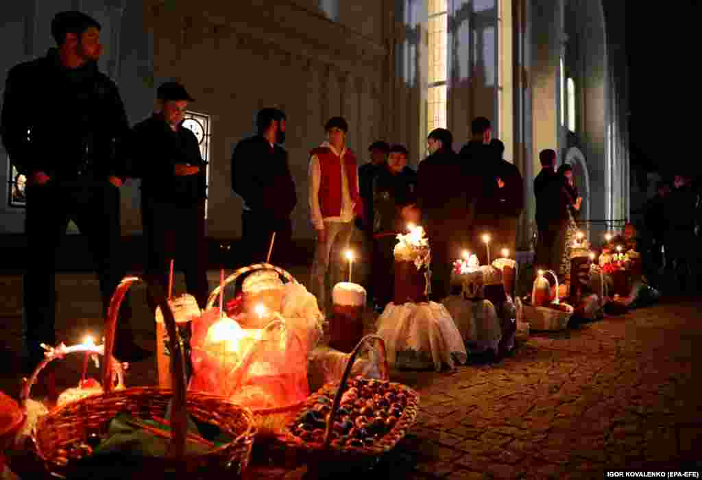 Православні християни в Киргизстані чекають освячення своїх великодніх кошиків біля православної церкви в Бішкеку, Киргизстан. 2 травня 2021 року