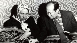 Амантур Акматалиев шырдакчы айым менен. 1990-жж. башы.