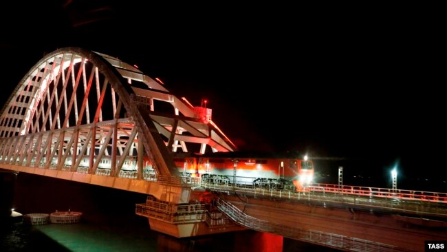 Российский пассажирский поезд "Таврия " на Керченском мосту. Декабрь 2019