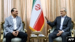 Shefi i ushtrisë pakistaneze, Asim Munir, dhe presidenti iranian, Masoud Pezeshkian. 23 maj 2026. 