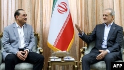 Iranian President Masud Pezeshkian (right) meets with Pakistani army chief, Field Marshal Asim Munir, in Tehran on May 23.