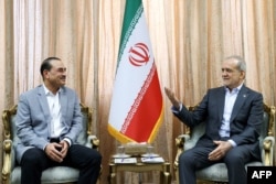 Iranian President Masud Pezeshkian (right) meets with Pakistani Army Chief Asim Munir in Tehran on May 23.