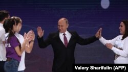 Ресей президенті Владимир Путин (ортада) волонтерлар форумында тұр. Мәскеу, 6 желтоқсан 2017 жыл.