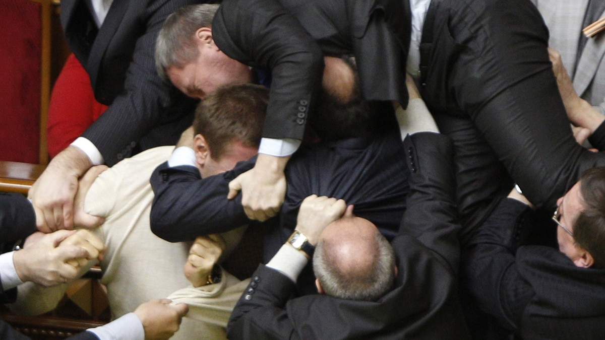 Депутаты дерутся. Почему депутаты не воюют. Депутаты дерутся. Почему депутаты не воюют. Драка в парламенте.