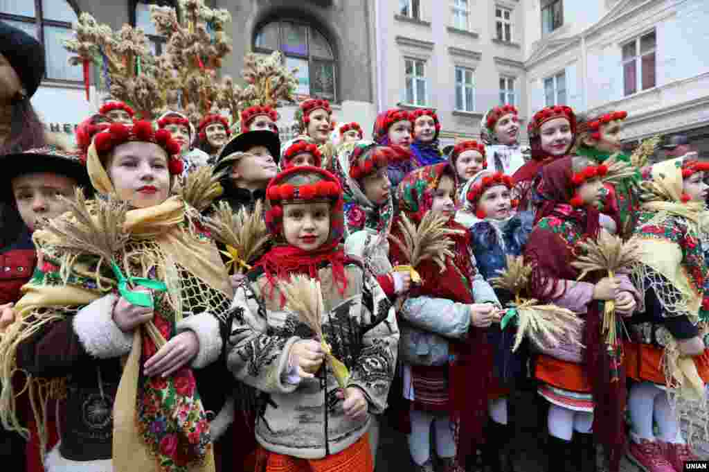 Діти в національних костюмах під час урочистостей з нагоди винесення та встановлення Різдвяного Дідуха. Львів, 6 січня 2018 року&nbsp;