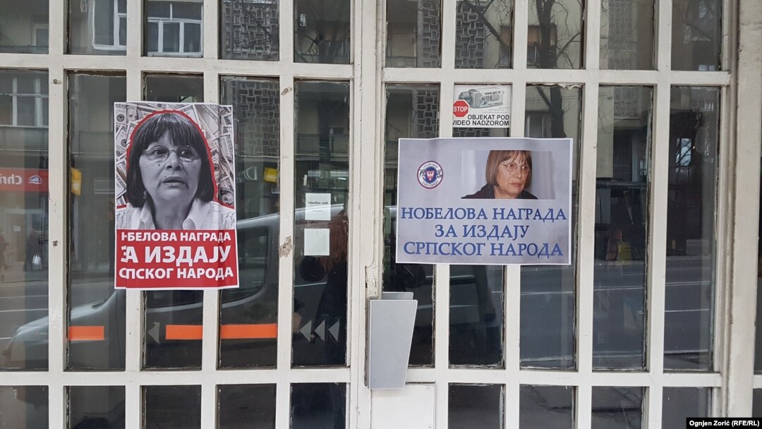 Plakati protiv Nataše Kandić na ulazu u Kuću ljudskih prava u Beogradu