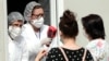 Medicinske sestre mjere temperaturu pacijentima koji ulaze u bolnicu u Sarajevu