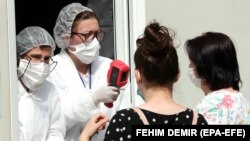 Provjera temperature kod pacijenata u Sarajevu