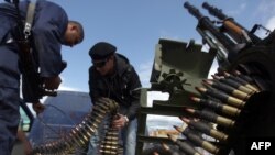 نیروهای مخالف حکومت معمر قذافی با استفاده از توپ ضد هوایی به مقابله با حملات هوایی ارتش لیبی می‌پردازند.