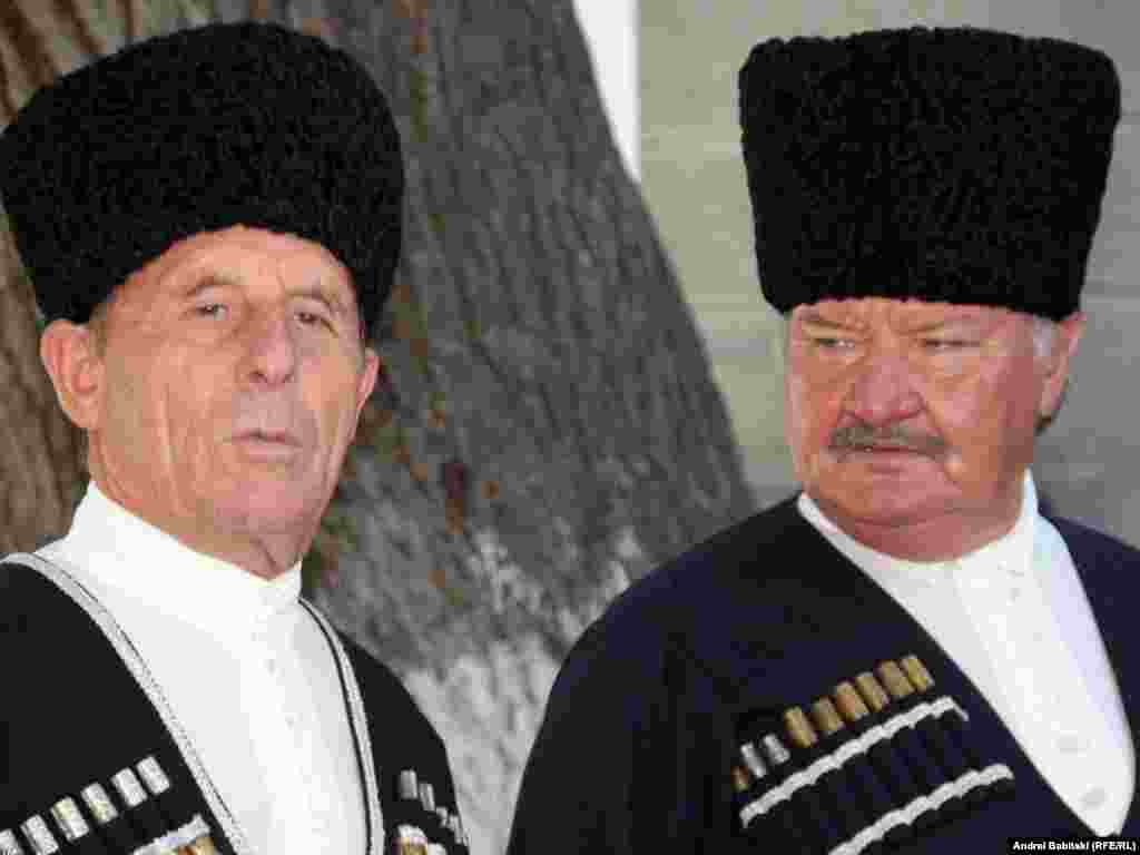 Люди в национальных костюмах на улицах Цхинвали - 20 сентября в Цхинвали прошел военный парад, посвященный празднованию Дня независимости самопровозглашенной республики Южная Осетия.