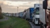 Вантажівки стоять у черзі, коли польські перевізники блокують доступ до польсько-українського кордону в Дорогуську, Польща, 6 листопада 2023 року