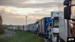 Camioanele pe autostradă, la punctul de trecere a frontierei polono-ucrainene din Dorohusk, Polonia, pe 6 noiembrie 2023