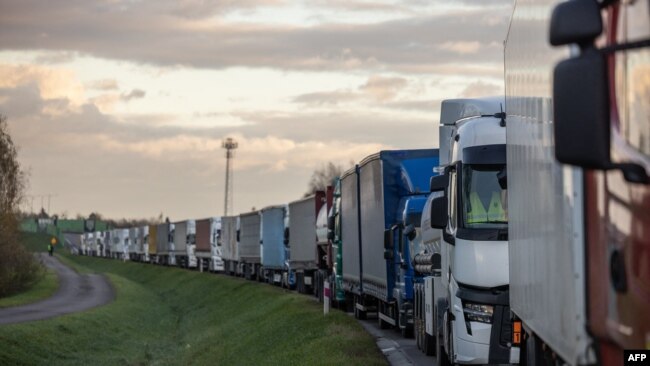 Черга вантажівок на польсько-українському кордоні. Дорогуськ, Польща, 6 листопада 2023 року