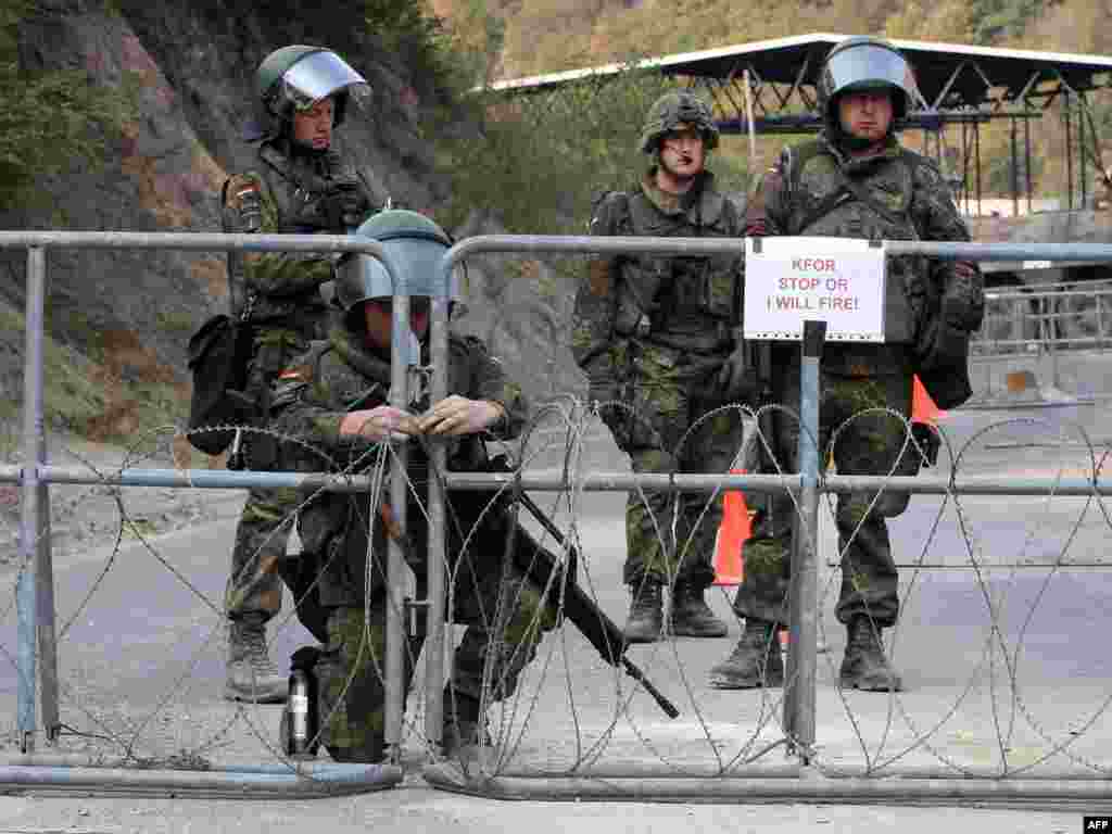 Njemački vojnici u snagama KFOR-a na prelazu Jarinje, 16.09.2011. Foto: AFP / Saša Đorđević 