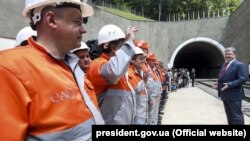 Президент України Петро Порошенко під час церемонії відкриття нового Бескидського залізничного тунелю (на адміністративному кордоні Львівської та Закарпатської областей), 24 травня 2018 року