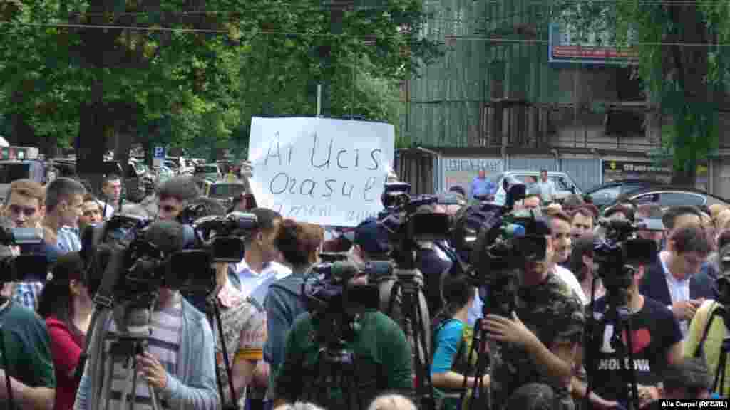 Cei mulți și nemulțumiți...