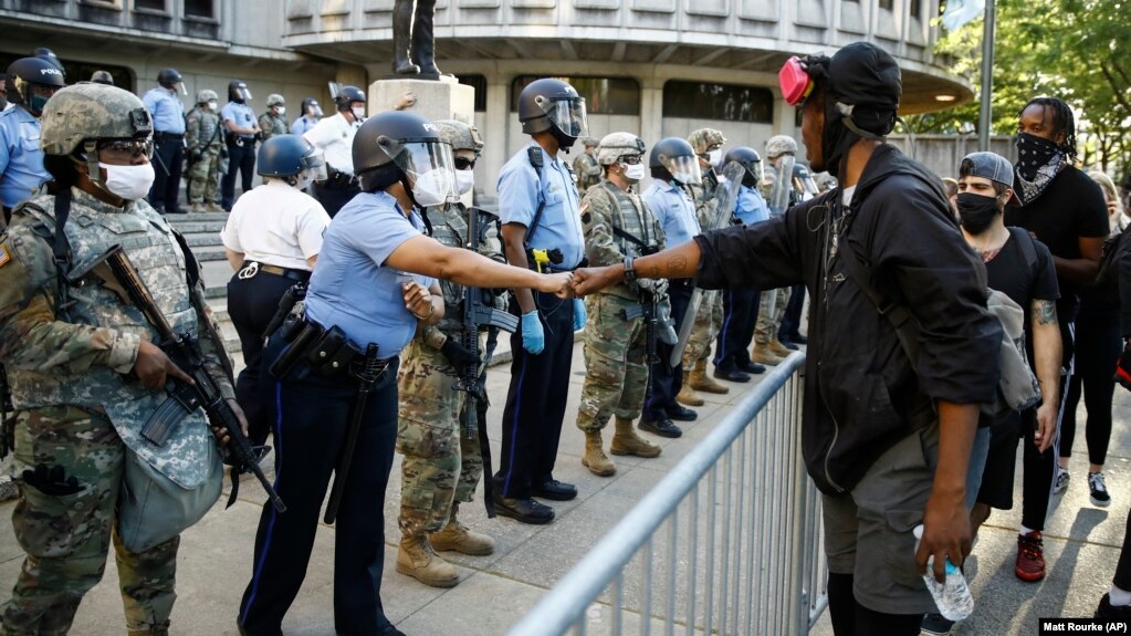 صحنه‌ای از حضور نیروهای پلیس و گارد ملی و معترضان در خارج از ساختمان اداره پلیس فیلادلفیا