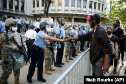 Philadelphia: în multe orașe americane, poliția și demonstranții și-au dat mâna, în semn de respect.