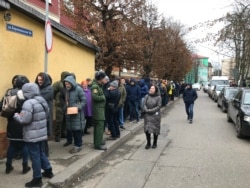 Калининград, 21 ноября 2019 года. Очередь за медсправкой для водителей старого образца