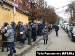 Калининград, 21 ноября. Тысячи россиян выстроились в этот день в очереди перед наркологическими диспансерами по всей стране, чтобы успеть получить справку от нарколога до введения CDT-тестов крови, которые сделают ее в несколько раз дороже