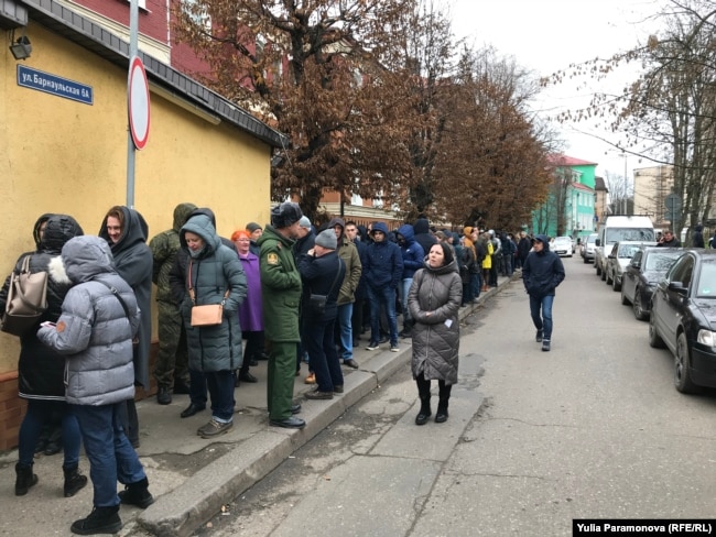 Калининград, 21 ноября. Тысячи россиян выстроились в этот день в очереди перед наркологическими диспансерами по всей стране, чтобы успеть получить справку от нарколога до введения CDT-тестов крови, которые сделают ее в несколько раз дороже