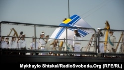 Прапор Військово-морських сил України здіймають на фрегаті «Гетьман Сагайдачний», День ВМС, липень 2020 року