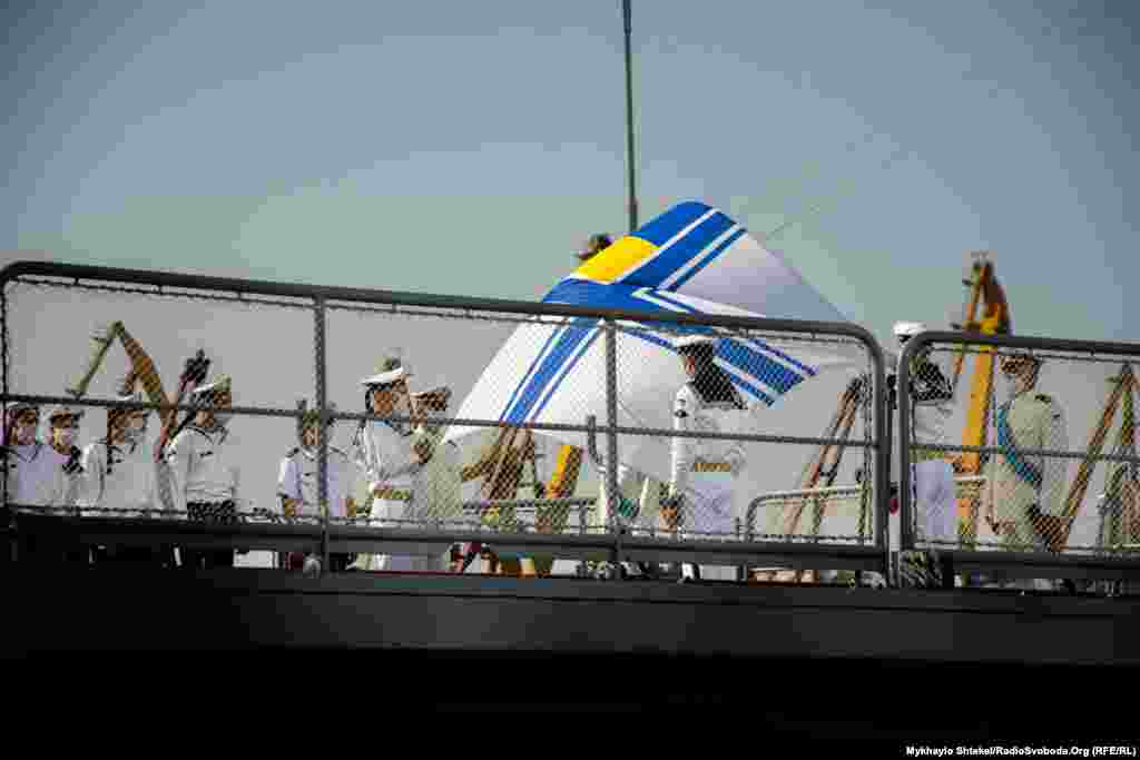 Прапор підіймають на флагмані українського флоту &ndash; фрегаті &laquo;Гетьман Сагайдачний&raquo;