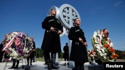 2008-ci ildə Rusiya ilə müharibədə öldürülən Gürcüstan əsgərləinə abidə