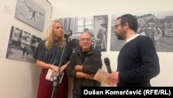 Mario Boča (u sredini), Igor Štiks i prevoditeljka