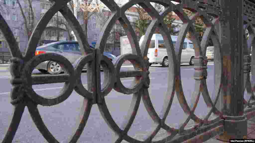 Одна из центральных улиц города. Местные называют Уфу городом трех шурупов &mdash; запись названия города на башкирском языке (Өфө) напоминает вид сверху на шляпки трех завинченных шурупов.