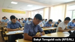 Патрулдук милицияга киргиси келгендер тест тапшырып жатышат. 17-июнь, 2019-жыл.