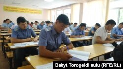 Желающие поступить в Патрульную милицию проходят тестирование. Бишкек, 17 июня 2019 года.