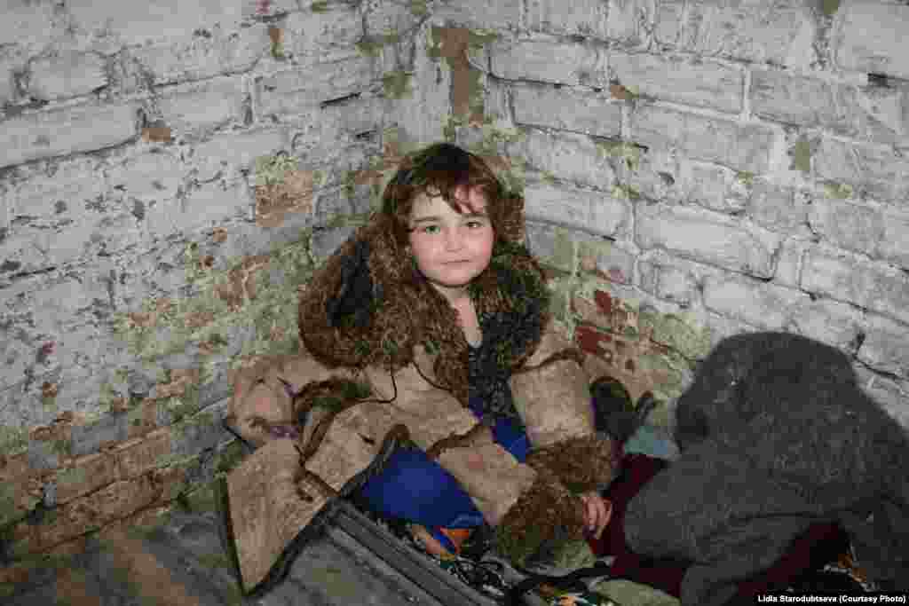 Дашино &laquo;спальное&raquo; корыто в подвале, село Луганское. Зона АТО, июль 2015 Украина