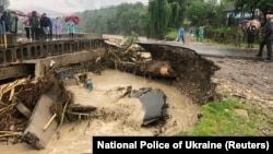 Наслідки стихії на Прикарпатті і Буковині: сотні евакуйованих, затоплені села і будівлі (фото)