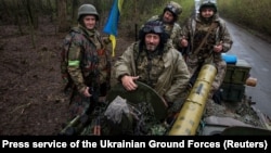 MIlitari ucraineni într-o locație necunoscută din estul Ucrainei.