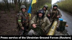 Украінскія вайскоўцы на пазыцыі ў зоне баявых дзеяньняў