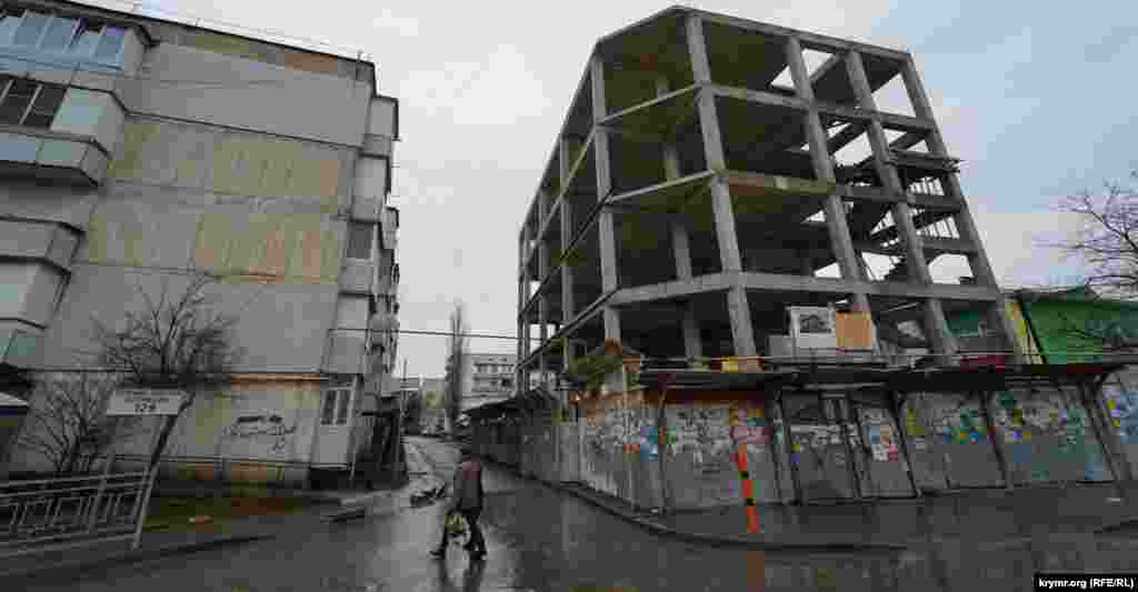 Скандальне будівництво між п&#39;ятиповерхівкою і дитячим садком на вулиці Красноармійська припинено