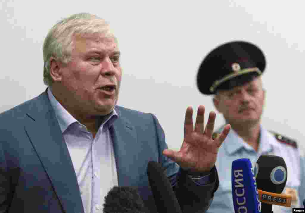 Бір ай бұрын Ресейге Гонконгтан ұшып келген АҚШ қауіпсіздік қызметінің бұрынғы агенті Эдвард Сноуден тиісті құжаттары жоқ болғандықтан әзірге Мәскеудегі Шереметьево әуежайының транзит аймағынан шыға алмайды. Бұл туралы онымен 24 шілде күні кездескен соң адвокат Анатолий Кучерена мәлімдеді (суретте сол жақта).